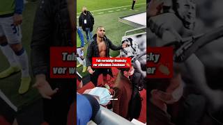 Tah Verteidigt Mitspieler Vor Wütendem Zuschauer