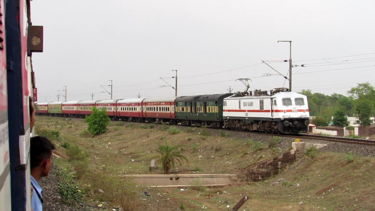 12441 BSP - NDLS Rajdhani Express xing with 12070 G - RIG Jan Shatabdi ...