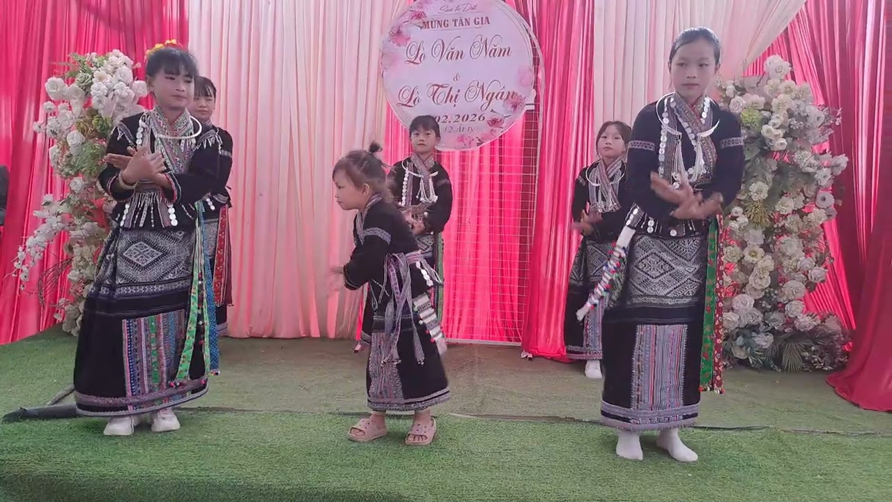 Vũ Điệu Tiếng Khèn Mùa Ban Nở,Mừng Tân Gia.