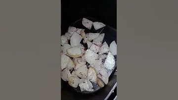 يلا نعمل بطاطا ودجز عطريقتي المكونات بطاطا نشا سماق ملح فلفل أسود زيت زيتون منحركها كل خمس دقائق 