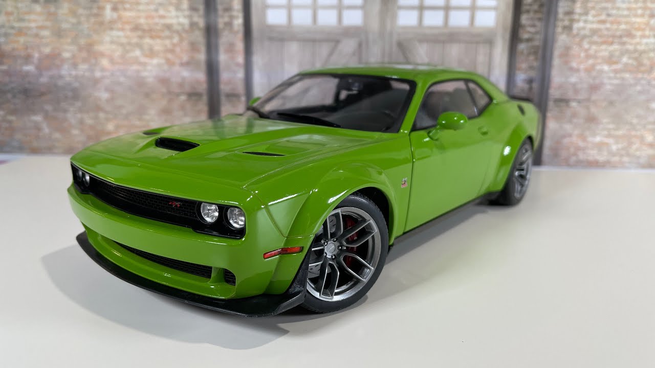 1:18 Dodge Challenger R/T Scat Pack Wide Body by Solido - YouTube