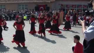 23 NİSAN 2. SINIFLAR ÇİÇEKÇİ KIZ GÖSTERİSİ