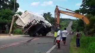 Caminhão Tomba Após Quebrar Barra De Direção Na Br-402, Em Parnaíba