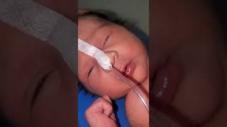 Dr cover hands of newborn baby this baby very naughty and very smartly crying lot of end of  video
