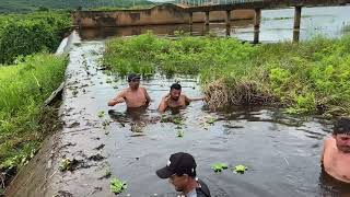 Moradores de encanto rn limpam açude em forma de protesto  durante a sangria