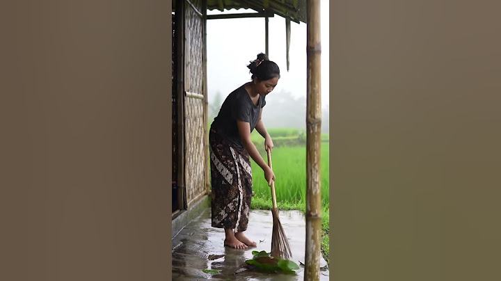 Cewek Ini Sapu Daun Saat Hujan, Videonya Tenang Banget#pondokbambu #hujan #cewekcantik