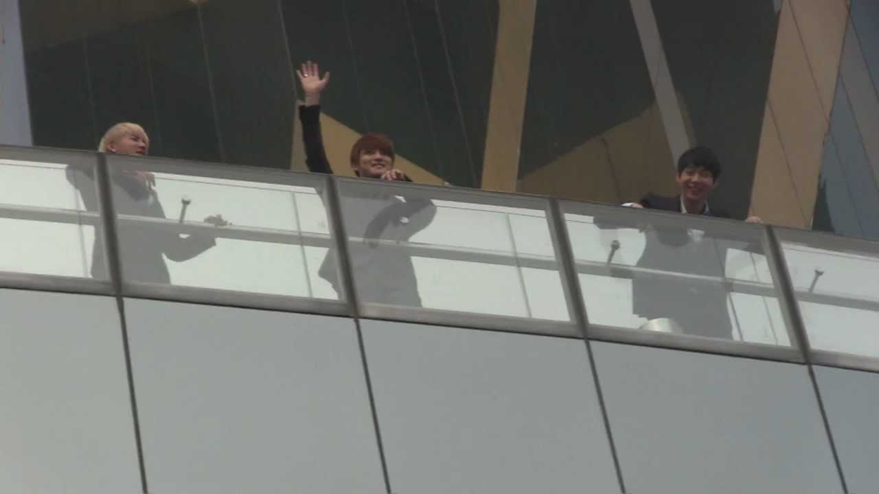 [JYJ IN PERU] JYJ Saludó a sus fans peruanas desde el Balcón del Hotel Marriot