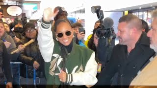 Alicia Keys surprises her fans at ‘Hell’s Kitchen’ box office in NYC! #aliciakeys #hellskitchen