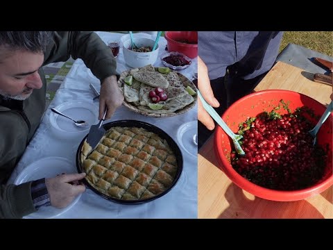 خبز صاج محشي مع طبق بقلاواه بالفستق      