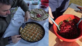 خبز صاج محشي مع طبق بقلاواه بالفستق. .Stuffed saj bread with baklava plate