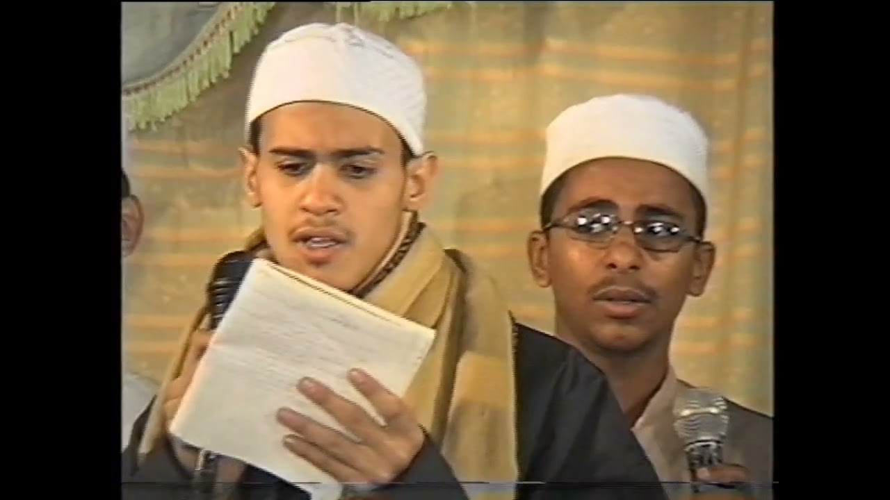 فيديو قديم من دار المصطفى بتريم_قصيدة جماعية حن القلب للوادي ومن هو ساكن بعيديد