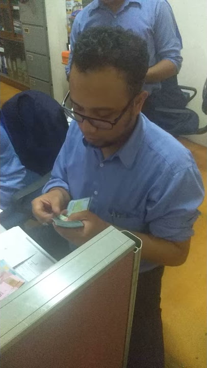 Video Viral, Joko Menghitung Uang Seperti Sedang Berzikir.
