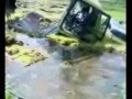 Экскаватор утонул в болоте