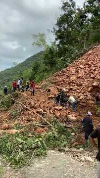 ketika musim ujan menimbulkan bencana longsor.