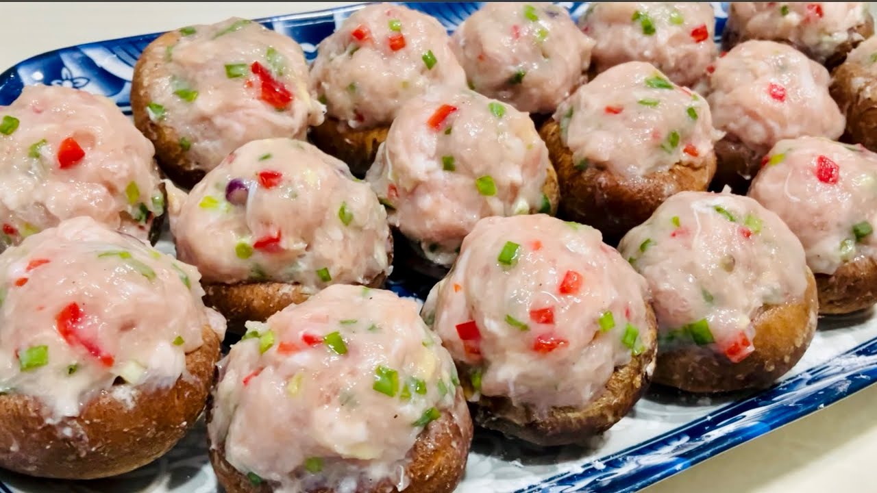 Jum fotosuratlar va rasmlar bilan qoplangan tukli mushuk Ayol stol ostida onanizm bilan shugullanadi