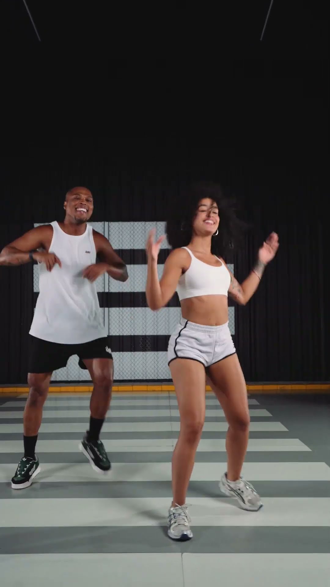 Mais alguém nessa vida rueira? ?? | FitDance (Coreografia)