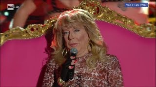 Claudio Lippi interpreta Amanda Lear: "Tomorrow" - Tale e Quale Show 07/10/2017 screenshot 5