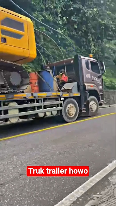 Big trailer truck carrying a big excavator #shorts #short #viralvideo #trending #herichannel #exc...