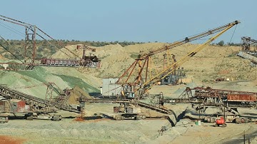 Crazy work - Quarry Timelapse. Giant machines.