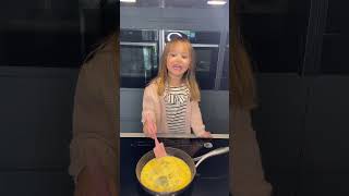 Making scrambled eggs | 4 years old #shorts #chefadrianaferrari #kidchef #kidslearningvideos #eggs