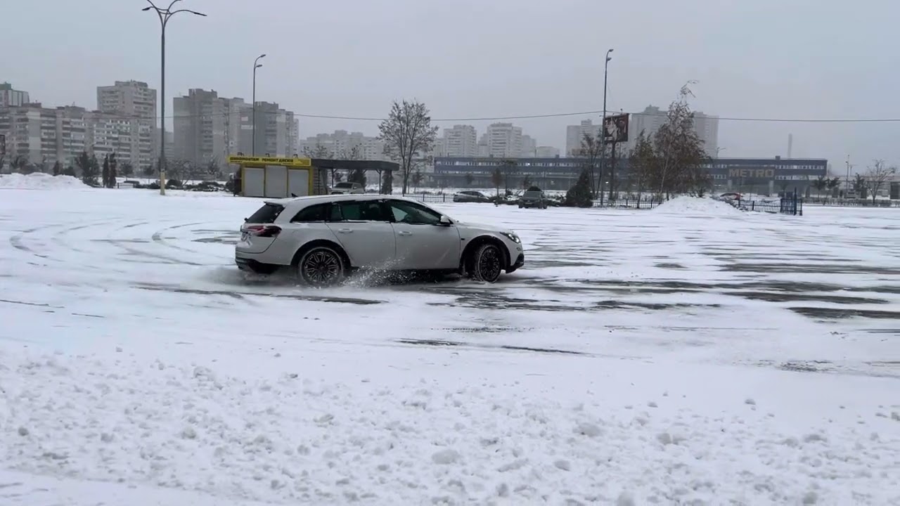 Insignia Country tourer 4x4 snow drift