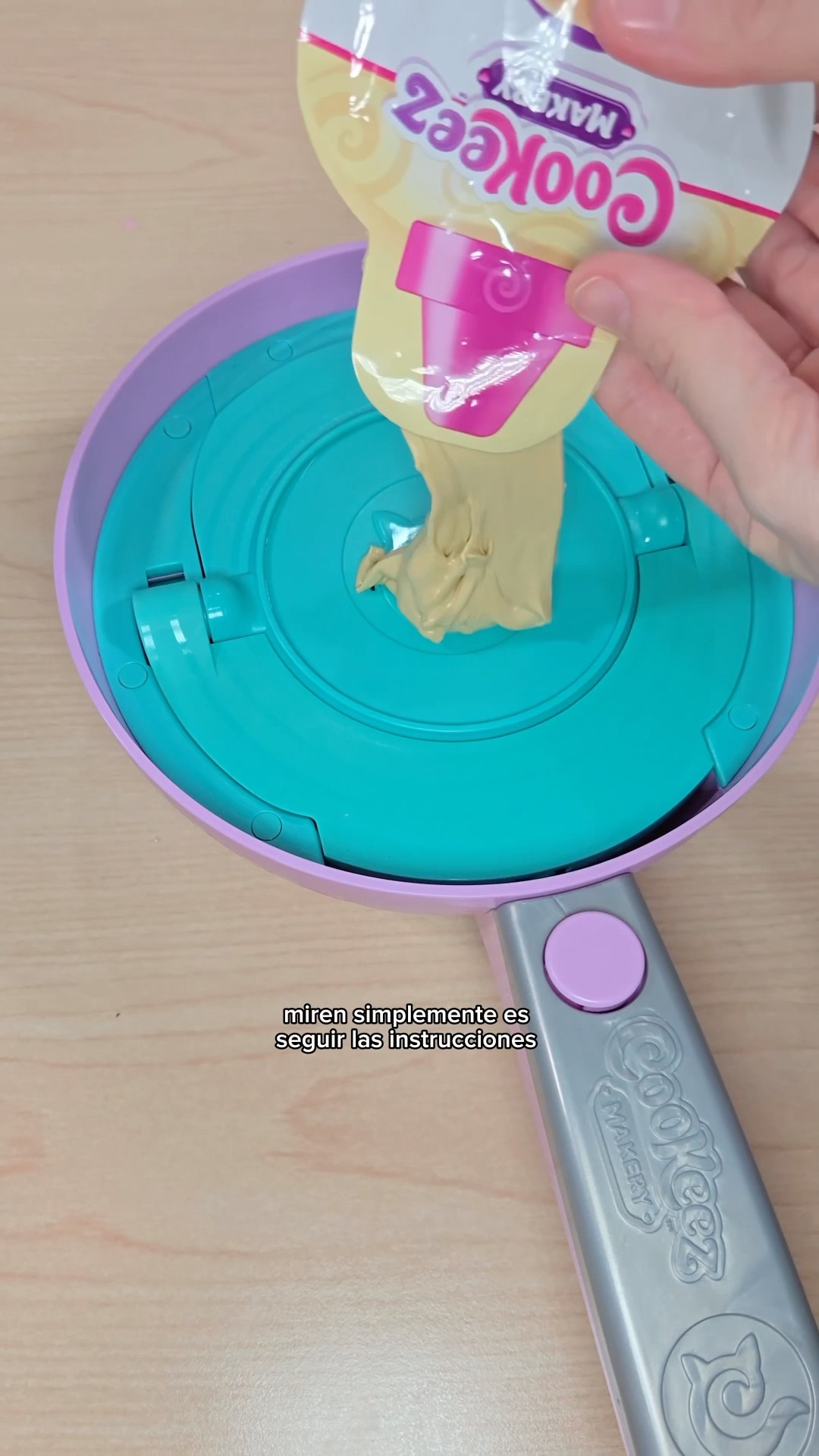 PELUCHE EN UN SARTÉN Y REFRIGERADOR ? COOKEEZ MAKERY | MIS PASTELITOS