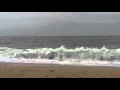 Море шумит,волны набегают на берег