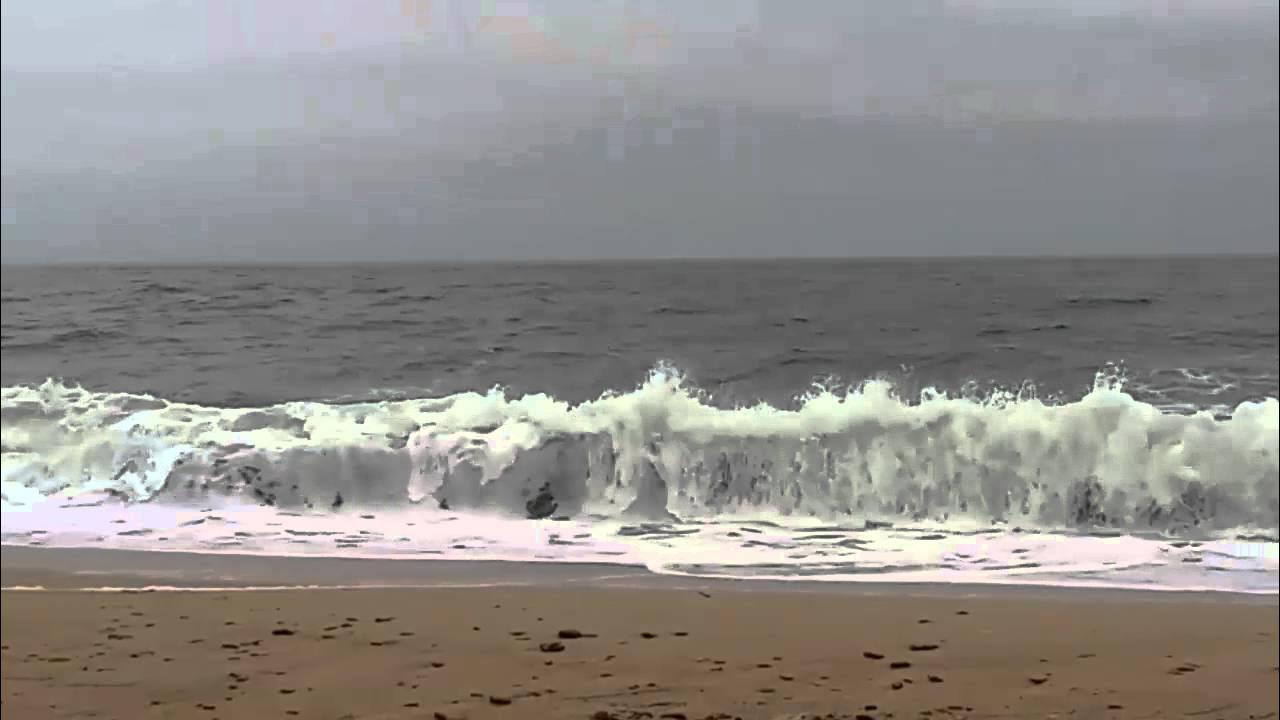 Песня шум волн. Набежала на берег. песня суровое море. море зашумело непогодой и понесло к берегу.
