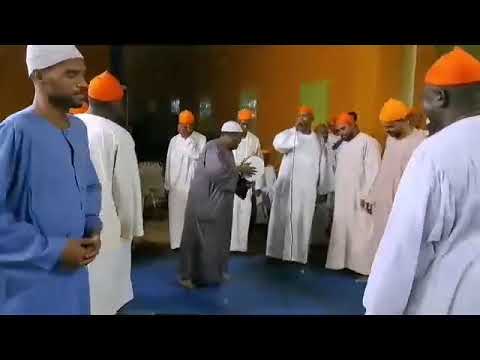 وق ف تجاه الحجرة العلياء خير الح ج ر محمد كمال مصعب الحضرى وصالح عبد الله