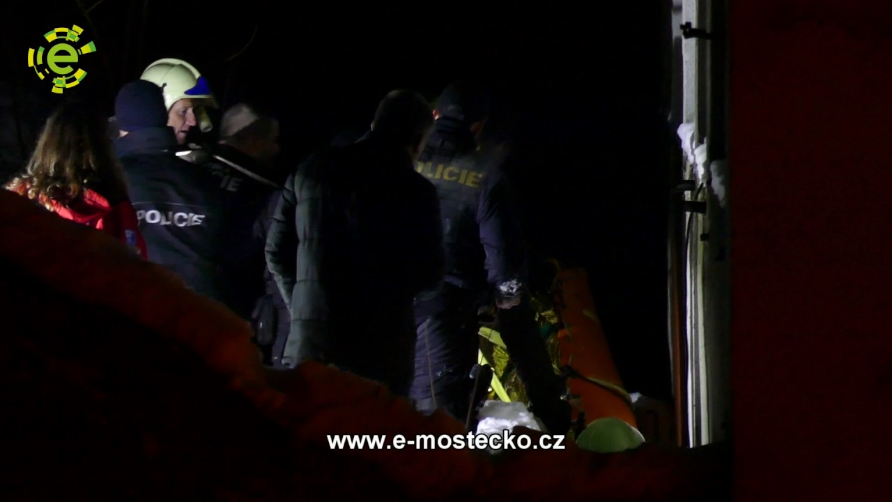 Strážník se v Litvínově zřítil do čtyřmetrové díry