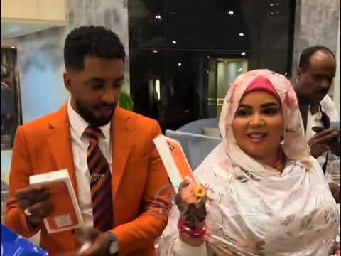 ام العريس تهدي الفنانة ندي القلعة ومحمد بشير الدولي ايفون ١٧ بروماكس