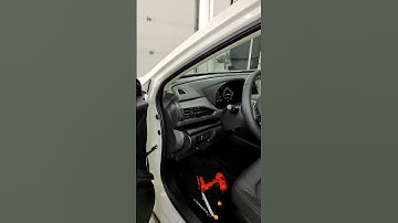 Tinting a window, how I squeegee it! 😮‍💨 #windowtint #windowtinting #tint