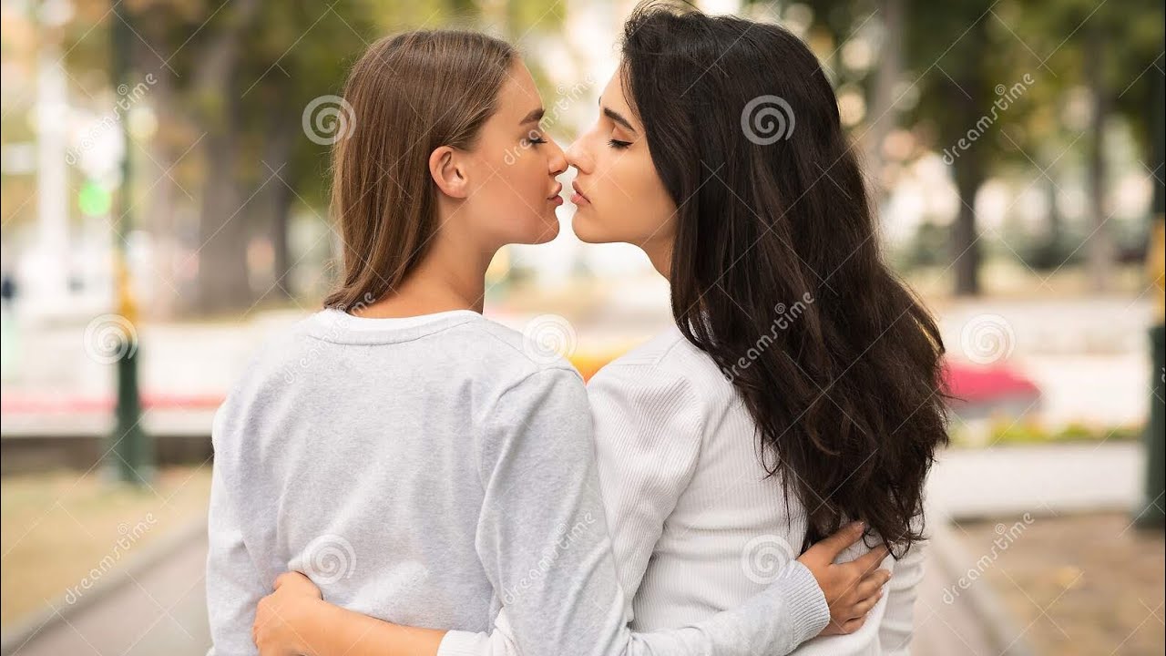 лесби целуются на улице фото 21
