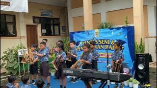 Penampilan Angklung “Ibu Kita Kartini”