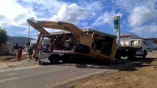 Retroescavadeira cai de cima de carreta na RN 086 no perímetro urbano na cidadde de Parelhas/RN