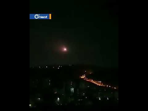 شاهد.. لحظة القصف الإسرائيلي على مواقع ميليشيات أسد وإيران بمحيط دمشق