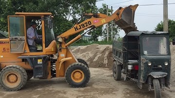 xúc lật Komatsu xúc cát công nông 2 khối chở đá. Komatsu excavator shovels sand and 2 blocks of ston