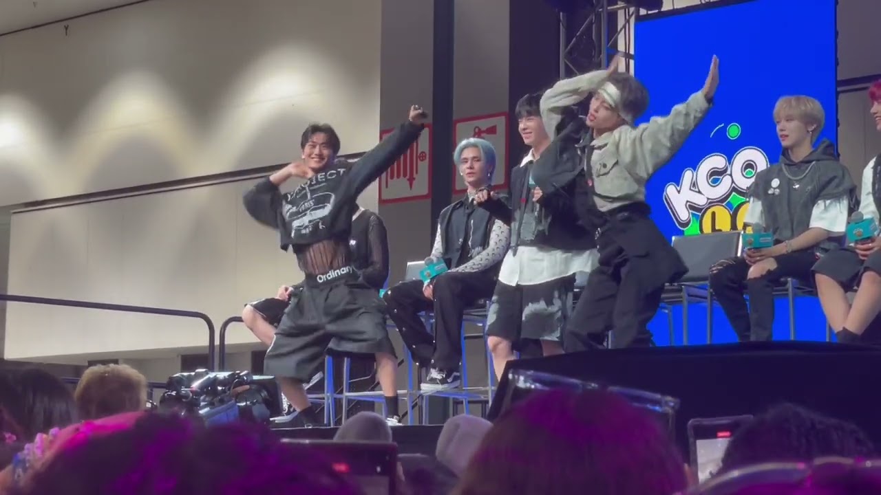 CRAVITY   KCON stage