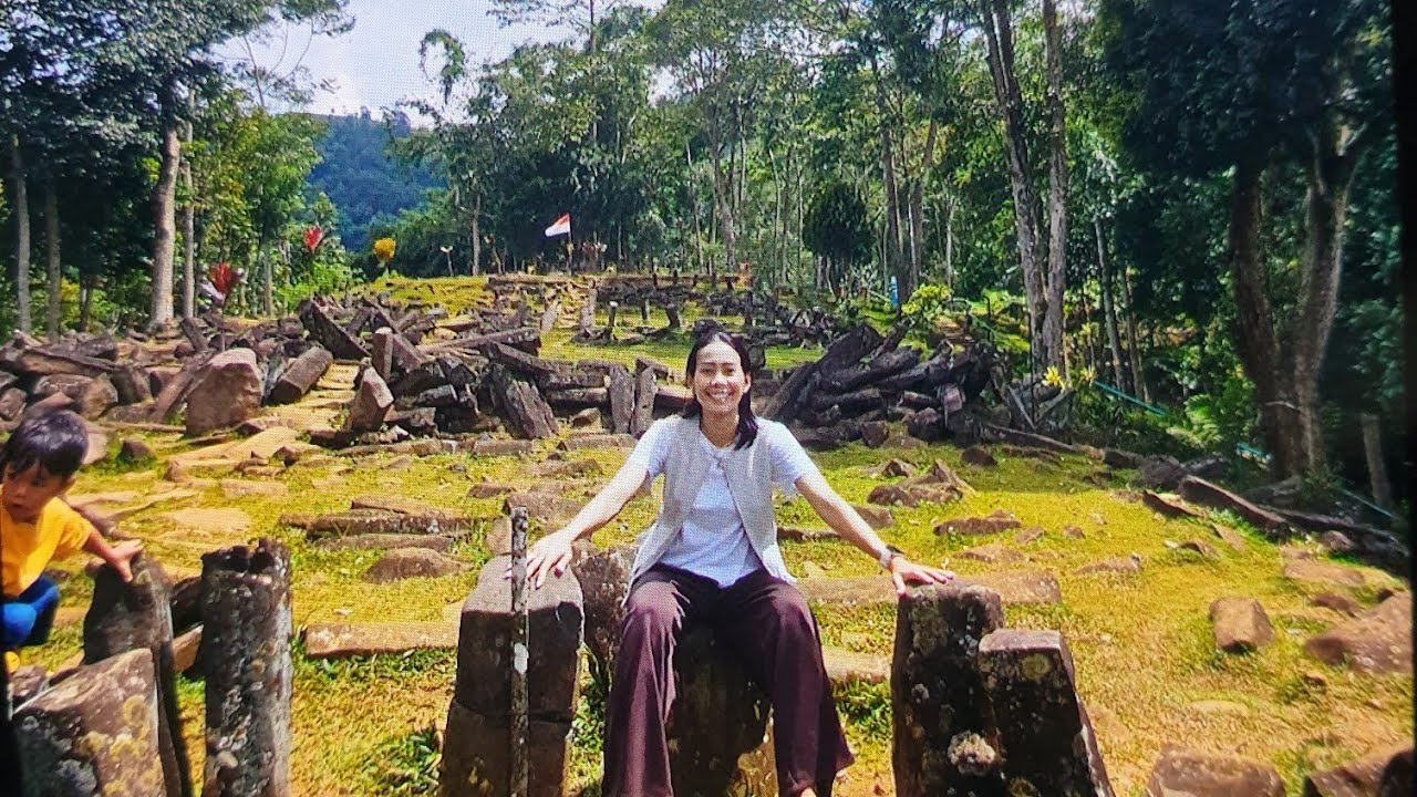 JALAN JALAN KE GUNUNG PADANG PENINGGALAN MISTERIUS DI CIANJUR