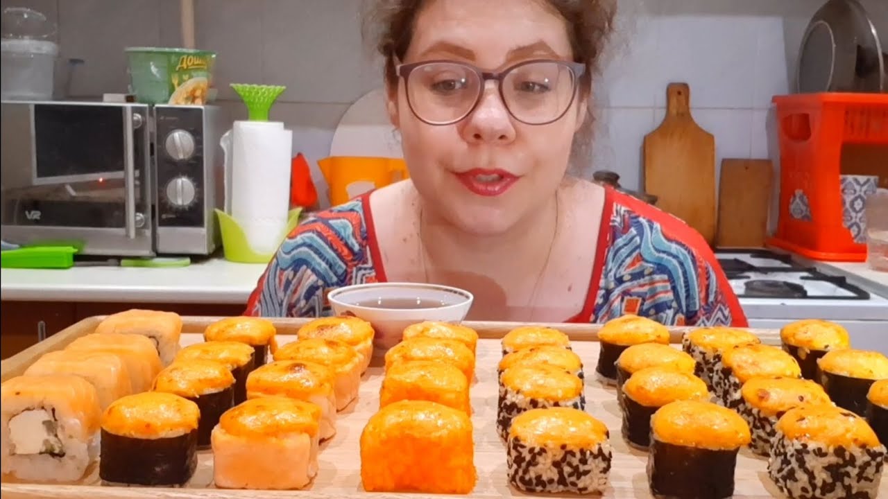 Мукбанг Роллы/Муж заставляет её делать это 👉🍑/Ей 25,ему 60 - это ...