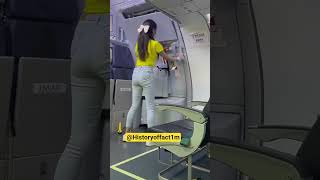 Emergency gate kholne ki itni jaldi mat karo, airline waale bina ticket ke skydiving kara denge! 🪂✈️