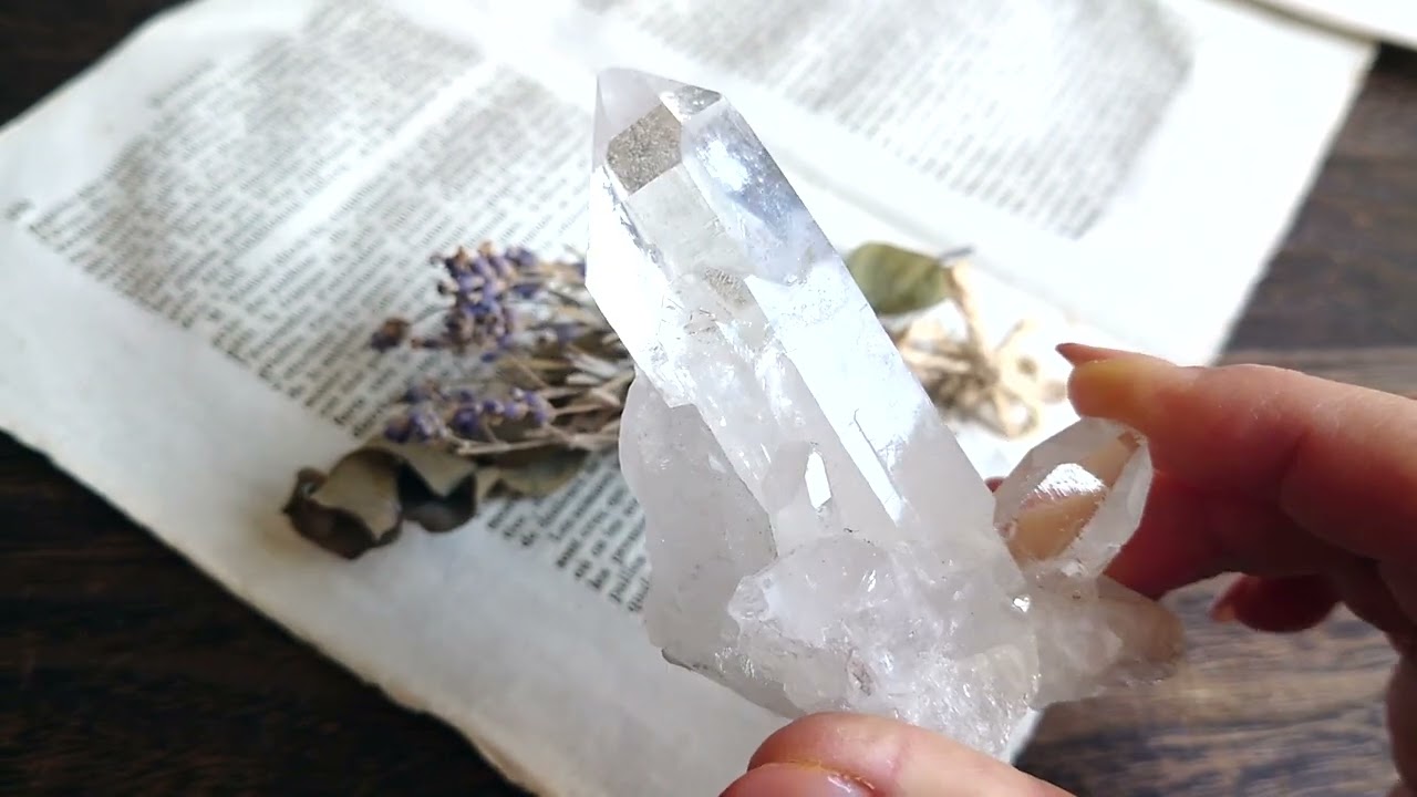 水晶 / 一人暮らし用にピッタリ！水晶の原石 | 幸せを呼ぶ天然石