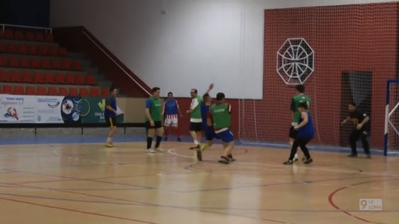 Navidad en La Loma 2016  · Partido de fútbol solidario Políticos_medios en Úbeda