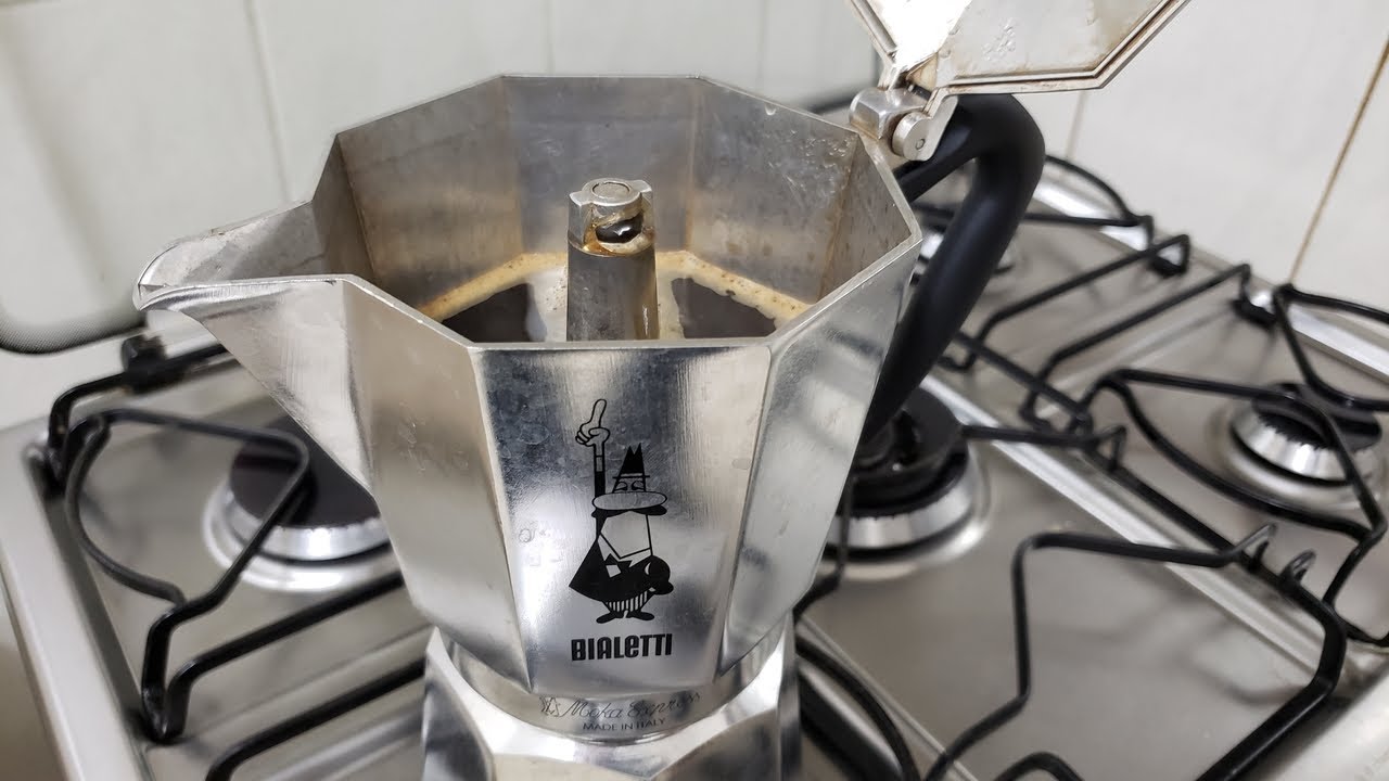 I have this 6 cup moka pot but I feel like the canister does not hold as  much coffee as it should 🤔 That's showing around 26 grams (and it's over  the