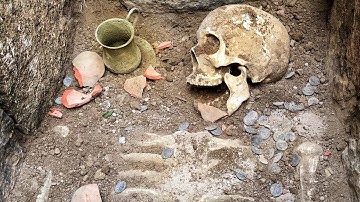 We vonden een sarcofaag met behulp van een metaaldetector.