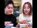 Novio es sorprendido fingiendo cocinar: la reacción de su novia lo tomó completamente desprevenido.