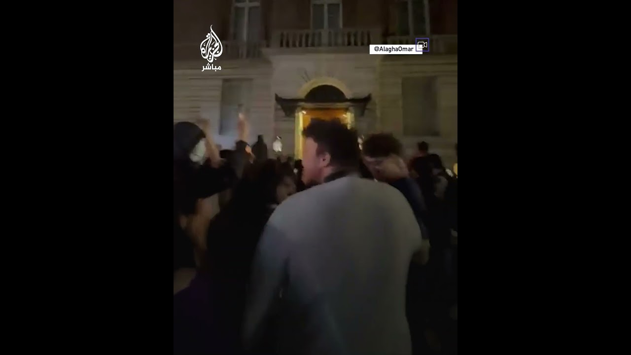 مئات الطلاب يصرخون أمام منزل رئيسة جامعة كولومبيا احتجاجا على سياستها تجاه الطلاب الداعمين لغزة