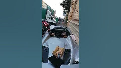 Ferrari si SCHIANTA per Genova contro auto parcheggiate 😱🤦‍♂️