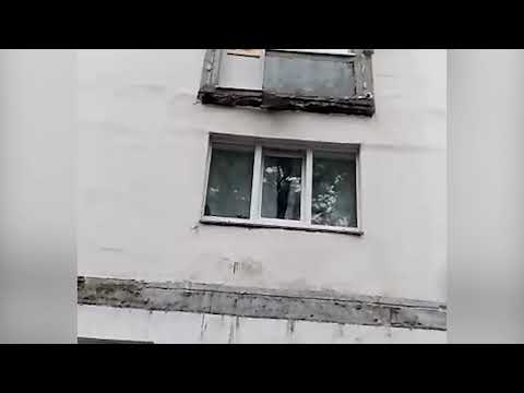 Балкон жилого дома обвалился в Корсакове, 2 женщины пострадали