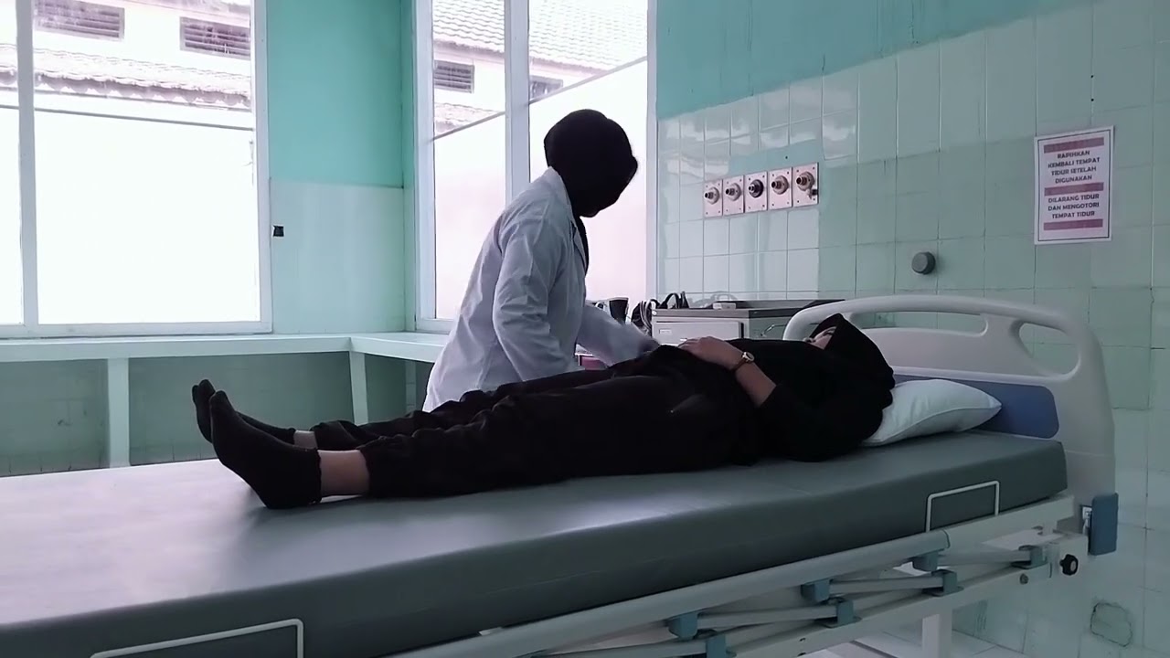 pemasangan vena pada pasien untuk mengambil sampel darah